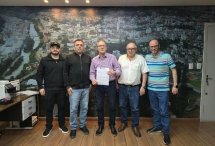 Representantes da CDL Videira reunidos com membros da administração municipal
