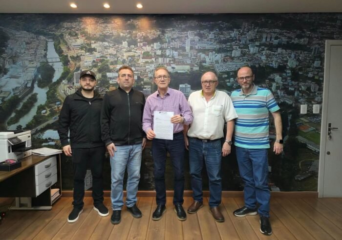 Representantes da CDL Videira reunidos com membros da administração municipal