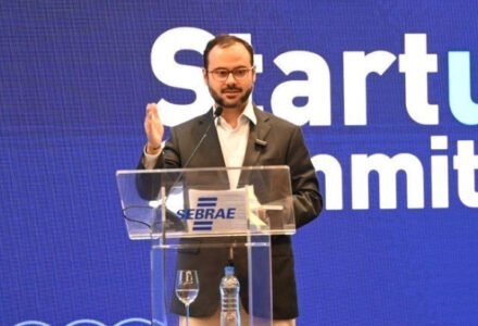 Ministro Paulo Pereira discursando no palco do Startup Summit em Florianópolis