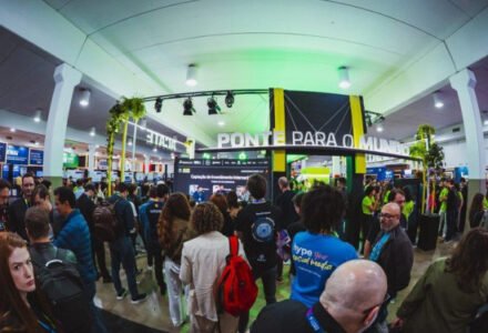 Palco do Startup Summit com apresentação de dados do Observatório ACATE