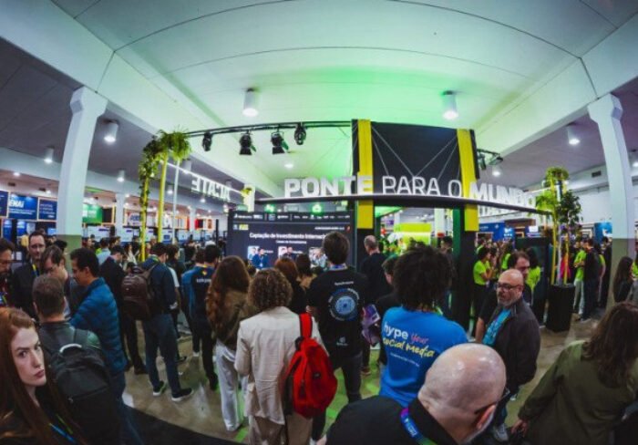 Palco do Startup Summit com apresentação de dados do Observatório ACATE