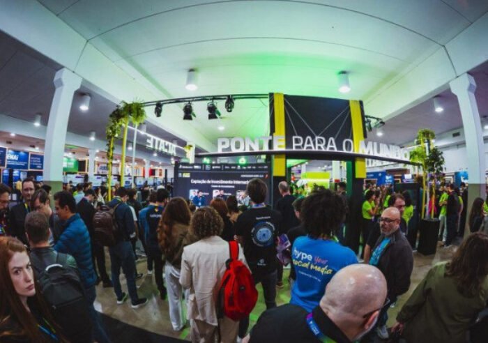 Palco do Startup Summit com apresentação de dados do Observatório ACATE