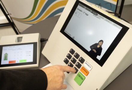 Urna eletrônica com teclado numérico em braile e tela de votação acessível