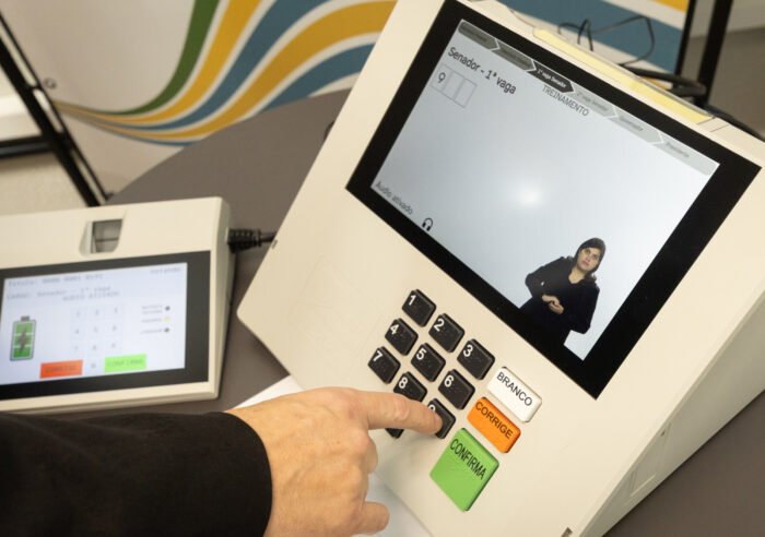 Urna eletrônica com teclado numérico em braile e tela de votação acessível