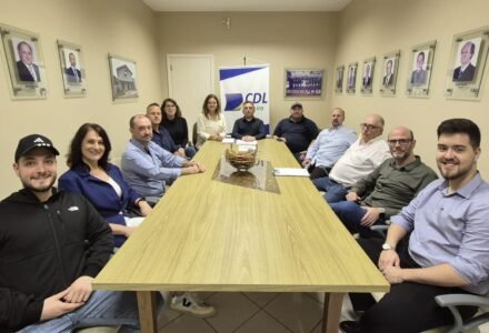 Diretoria da CDL Videira reunida em mesa de reunião