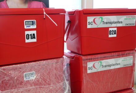 Ambiente hospitalar com profissionais da área médica