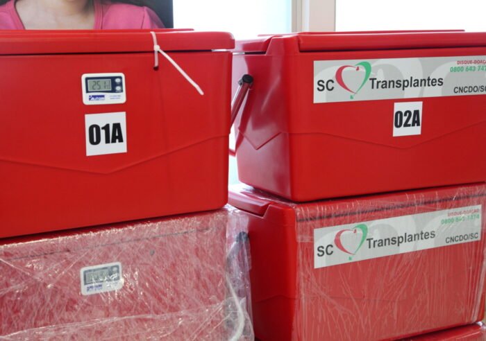 Ambiente hospitalar com profissionais da área médica
