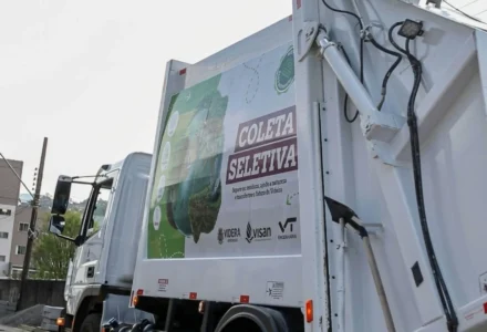 Coleta seletiva ganha reforço com novo caminhão