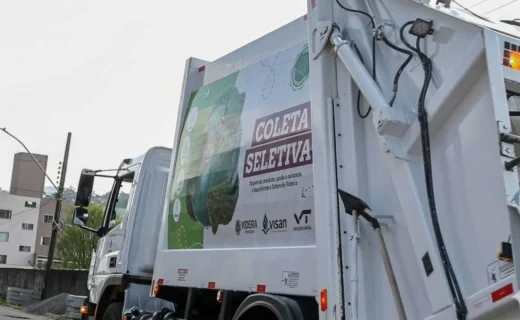 Coleta seletiva ganha reforço com novo caminhão