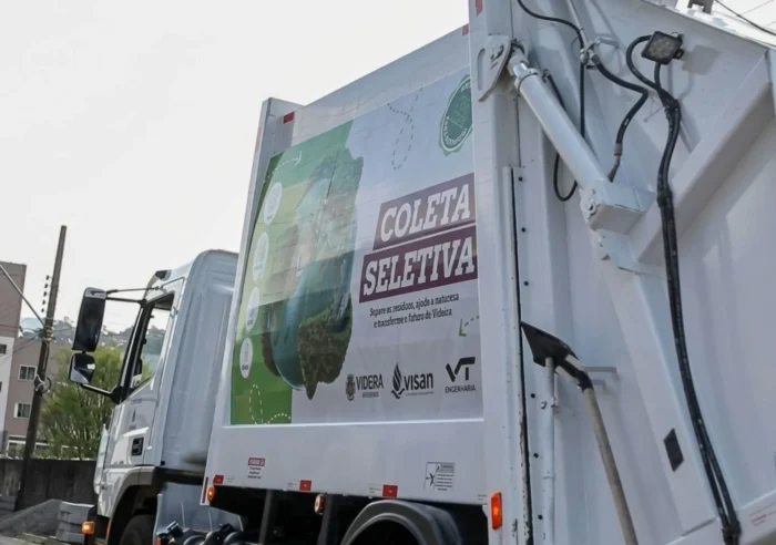Coleta seletiva ganha reforço com novo caminhão