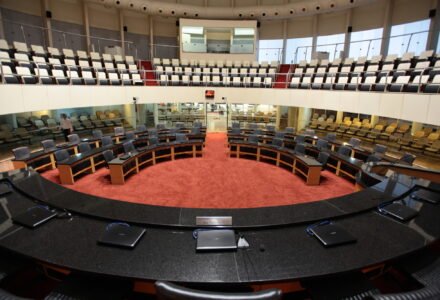 Visão geral do plenário da Assembleia Legislativa de Santa Catarina com cadeiras e bancadas vazias