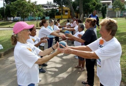 Pessoas idosas reunidas em atividade, ilustrando projetos sociais beneficiados por recursos do Imposto de Renda.