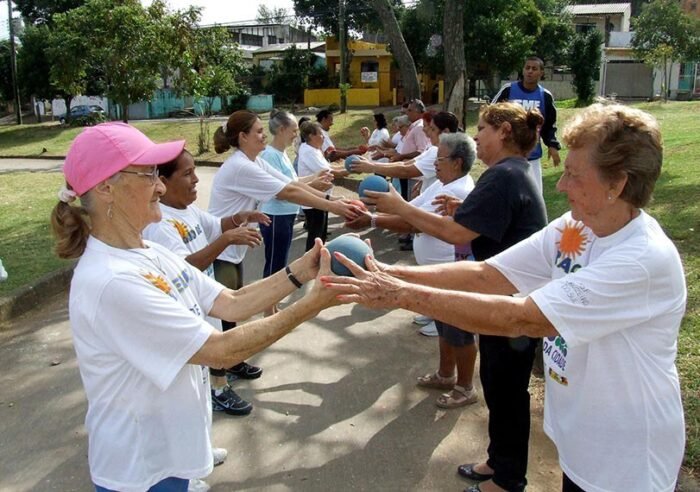 Pessoas idosas reunidas em atividade, ilustrando projetos sociais beneficiados por recursos do Imposto de Renda.