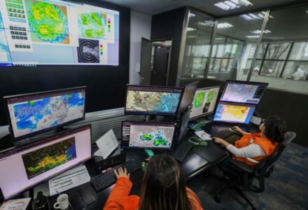 Técnicos reunidos na sala de monitoramento da Defesa Civil de Santa Catarina