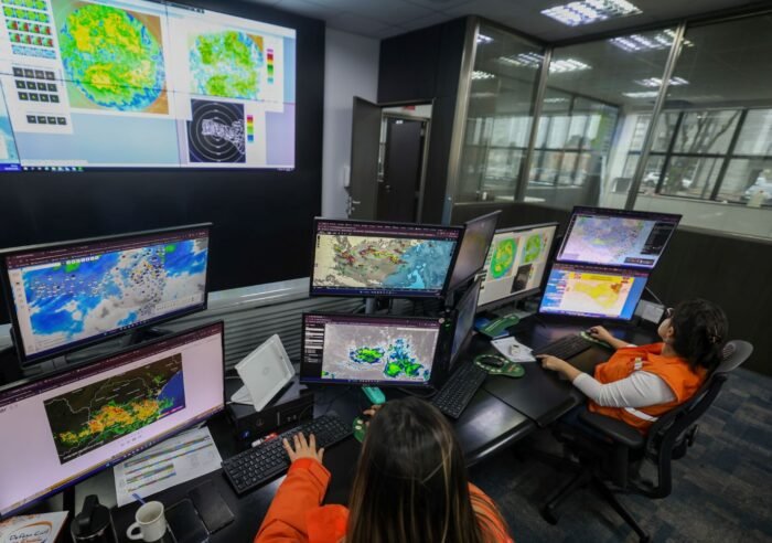 Técnicos reunidos na sala de monitoramento da Defesa Civil de Santa Catarina
