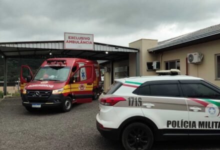 Cena com viaturas de emergência e atendimento no local dos fatos em Fraiburgo