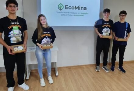 Grupo de participantes e organizadores do programa Geração Empreendedora reunidos em sala da ACIAV