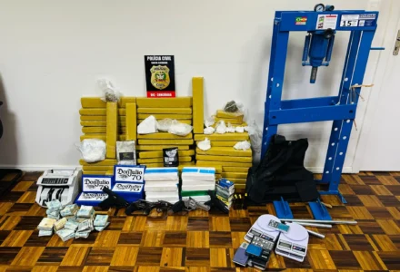 Operação da DIC de Concórdia desmantela depósito do tráfico, apreende arsenal e quase R$ 270 mil em espécie