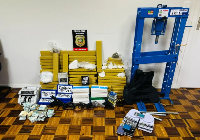 Operação da DIC de Concórdia desmantela depósito do tráfico, apreende arsenal e quase R$ 270 mil em espécie
