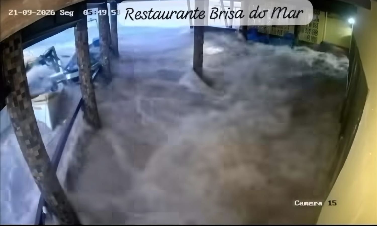 Rua litorânea atingida pelo avanço da água do mar.