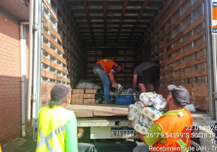 Entrega de donativos e colchões pela Defesa Civil
