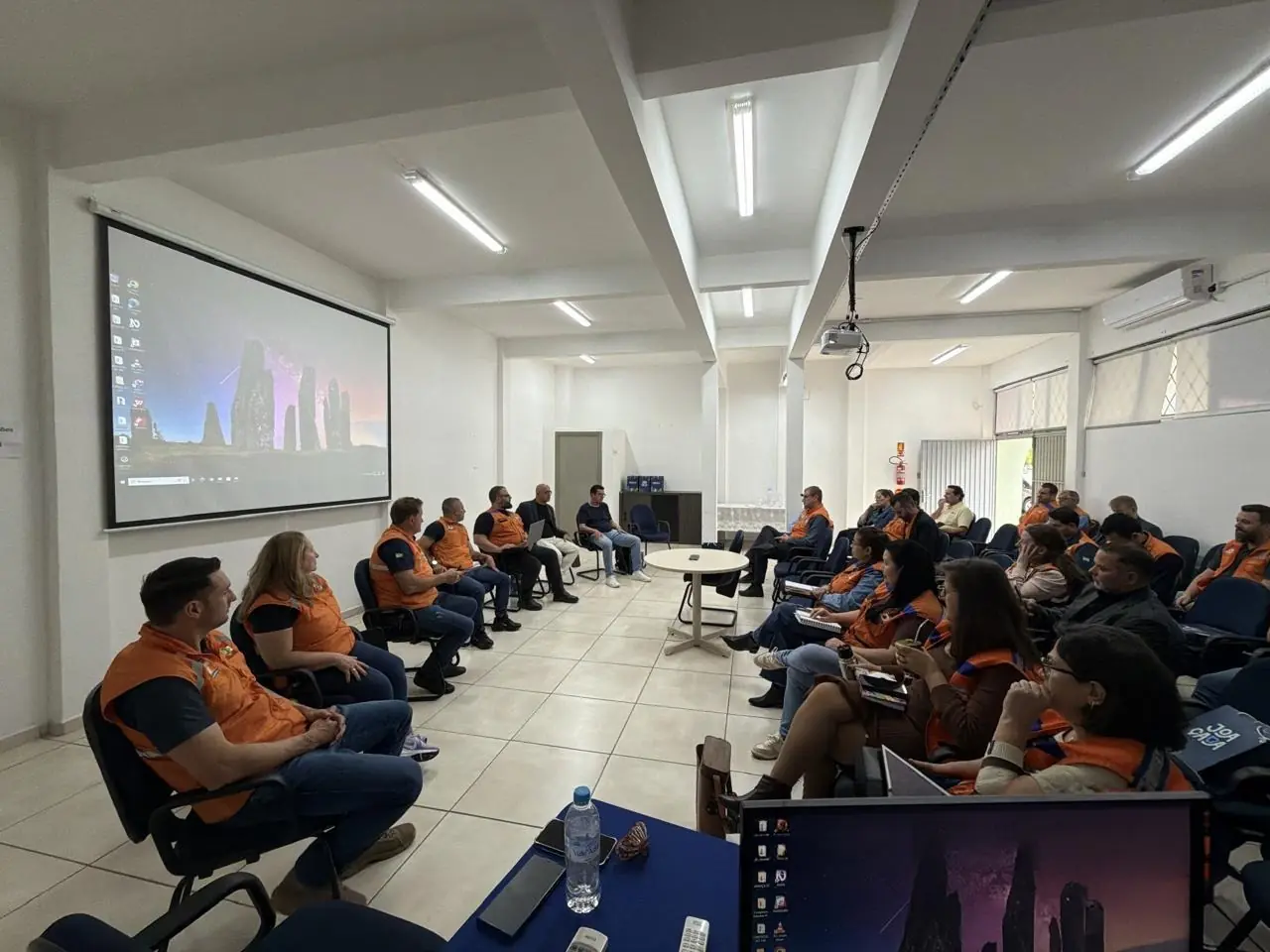 Participantes sentados durante a reunião do colegiado da FECAM