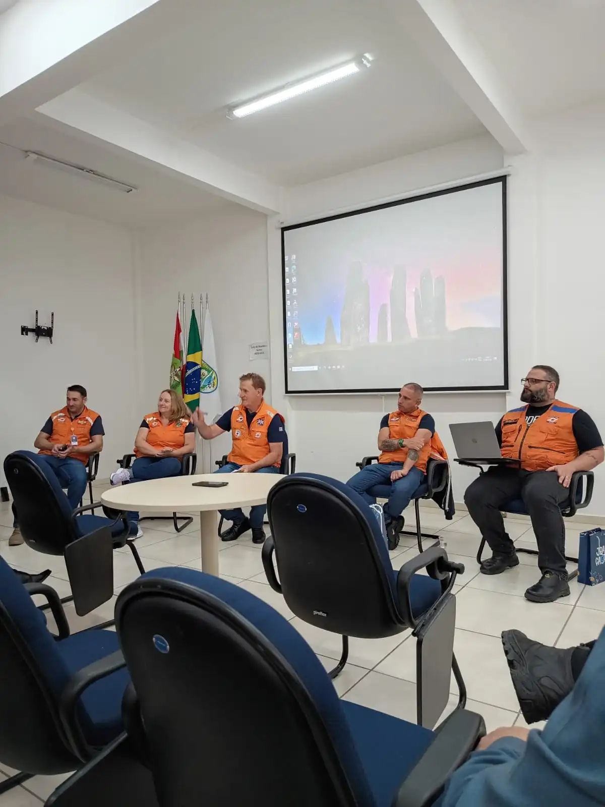 Equipe técnica da Defesa Civil inspecionando área externa em Joaçaba