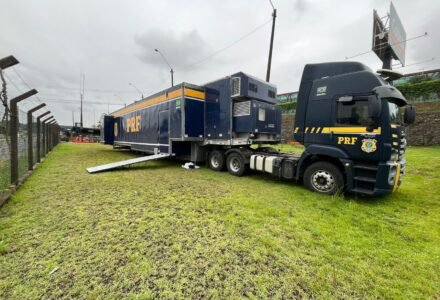 Agente da Polícia Rodoviária Federal durante abordagem de trânsito em rodovia