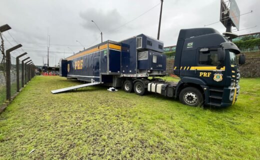 Agente da Polícia Rodoviária Federal durante abordagem de trânsito em rodovia