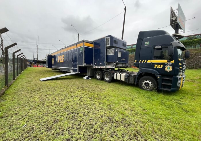 Agente da Polícia Rodoviária Federal durante abordagem de trânsito em rodovia