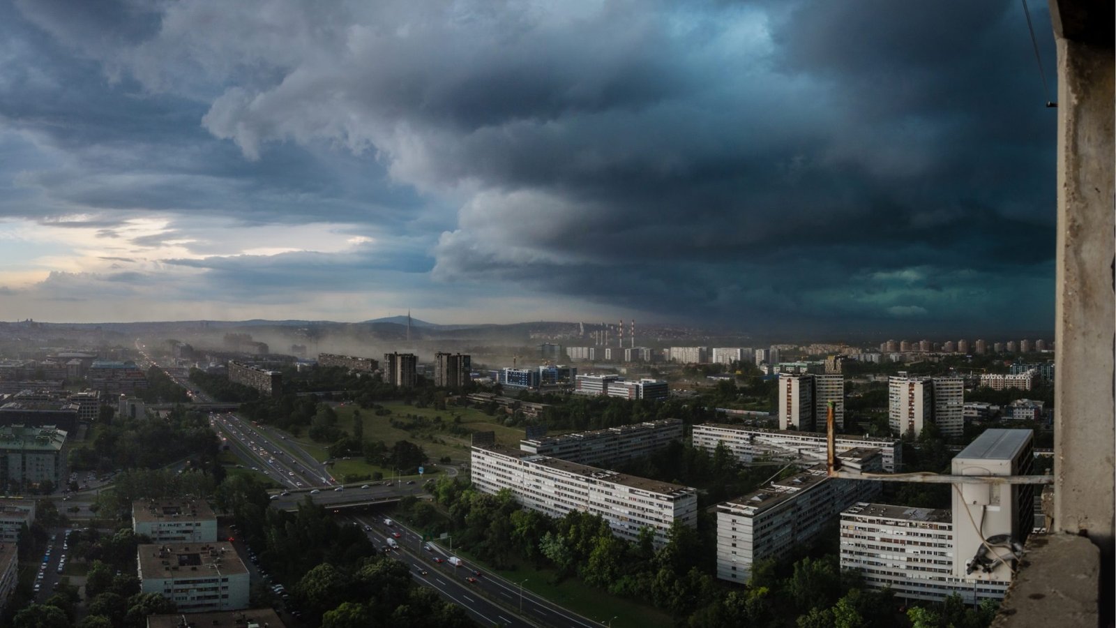 Frente fria muda o tempo no Sul e deve manter áreas do Paraná e de Santa Catarina sob chuva durante o fim de semana. - Canva/ND Mais