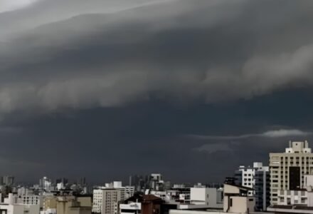 Imagem de ciclone extratropical e frente fria em nuvens e céu escuro