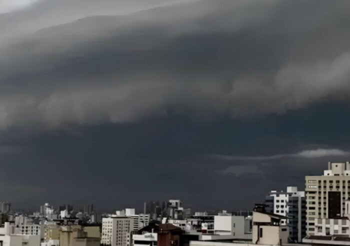 Imagem de ciclone extratropical e frente fria em nuvens e céu escuro