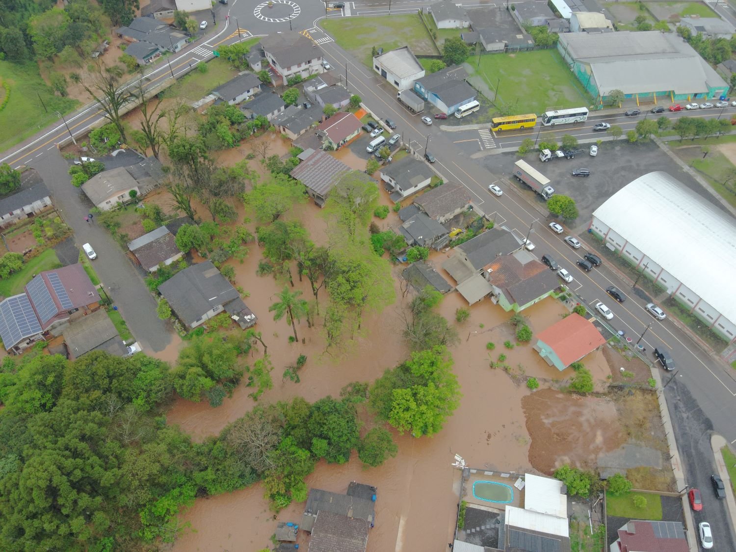 Vista aérea mostrando áreas alagadas por transbordamento de rio no interior de Santa Catarina