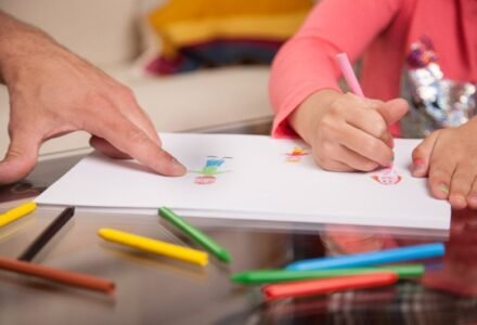 Filhos de estudantes da EJA participarão de atividades lúdicas, culturais e de convivência em um espaço seguro.