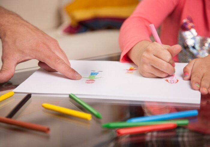 Filhos de estudantes da EJA participarão de atividades lúdicas, culturais e de convivência em um espaço seguro.