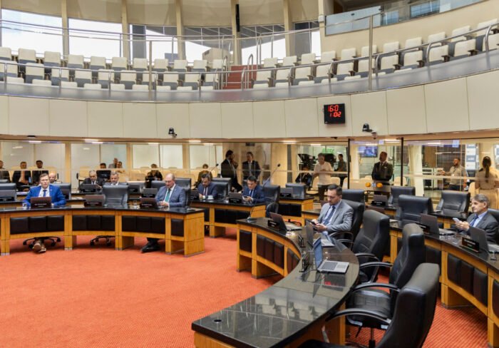 Visão geral do plenário da Assembleia Legislativa de Santa Catarina durante sessão ordinária com parlamentares sentados em suas bancadas