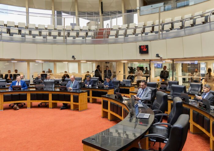 Visão geral do plenário da Assembleia Legislativa de Santa Catarina durante sessão ordinária com parlamentares sentados em suas bancadas
