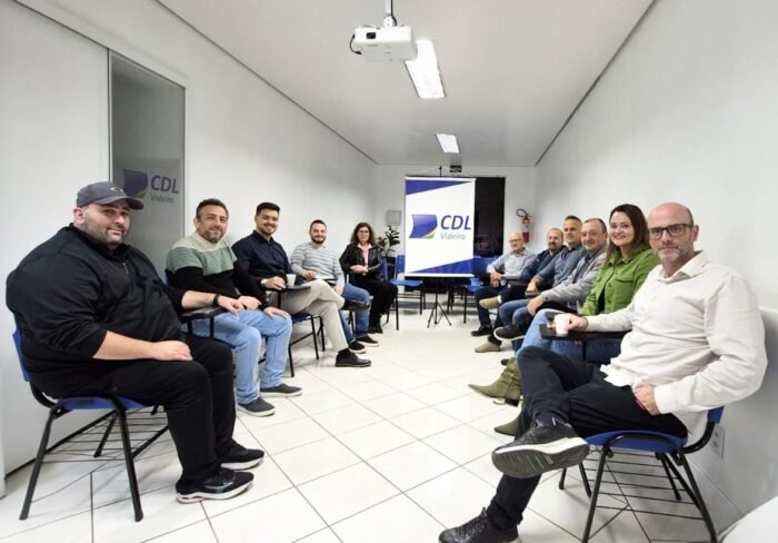 Diretoria da CDL Videira reunida em sala de reuniões.