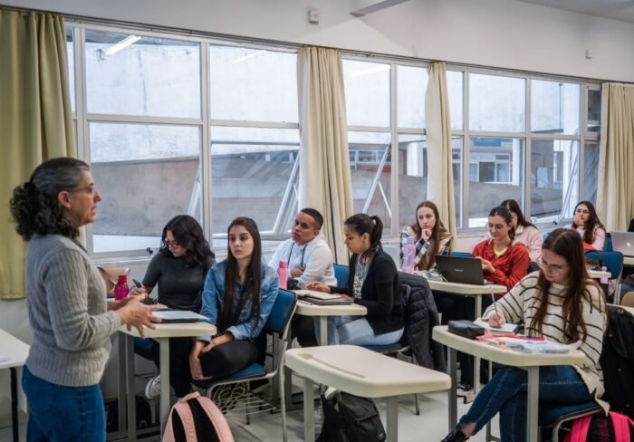 Estudantes universitários prestando atenção em sala de aula