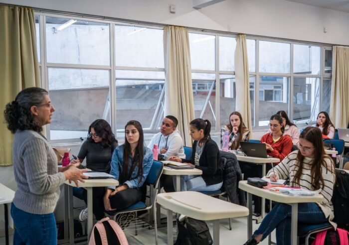Estudantes universitários prestando atenção em sala de aula