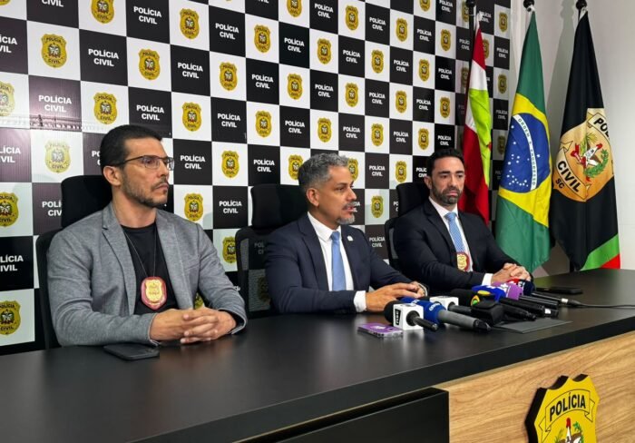 Delegados da Polícia Civil em coletiva de imprensa sobre apreensão de drogas.