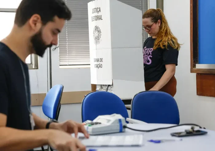 Eleitor diante da urna eletrônica da Justiça Eleitoral.