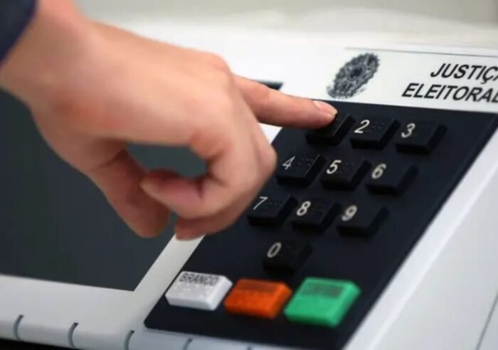 TSE encerra prazo para comícios, debates e propaganda eleitoral antes do primeiro turno das eleições.