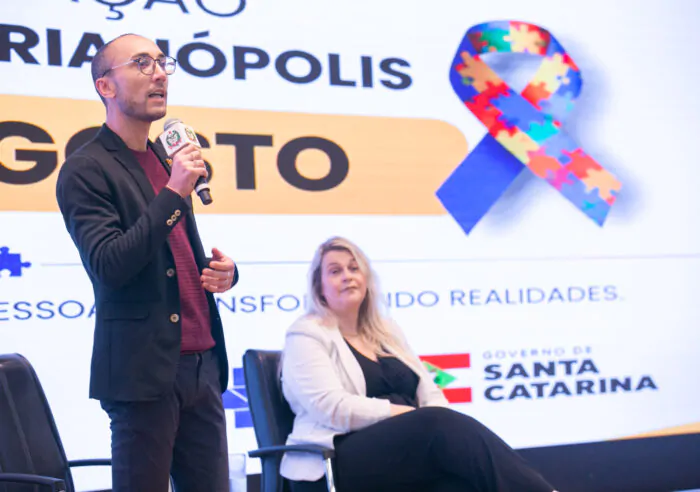 Público e palestrantes reunidos no auditório da Assembleia Legislativa durante seminário de saúde