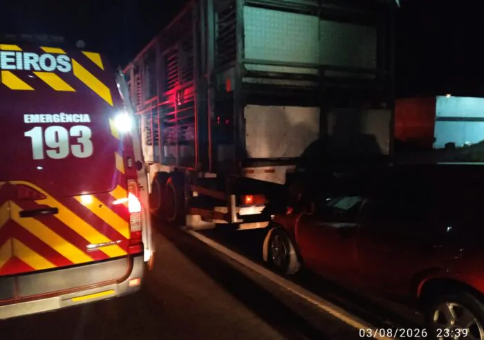 Local de acidente na BR-282 em Catanduvas com veículos e viaturas de resgate