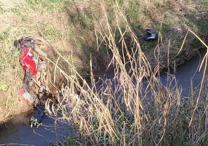 Local do acidente com ribanceira e vegetação às margens da estrada em Tangará