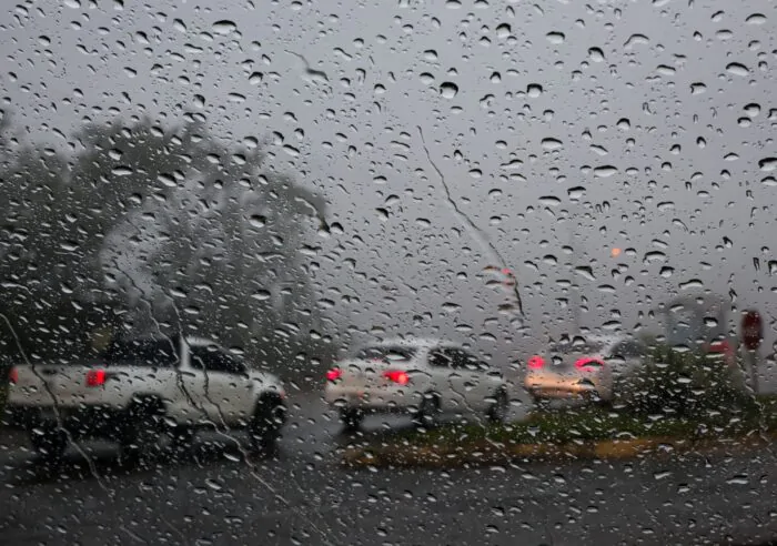 Céu com nuvens carregadas indicando aproximação de chuva