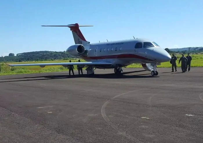 Aeronave de pequeno porte da Azul Conecta na pista.