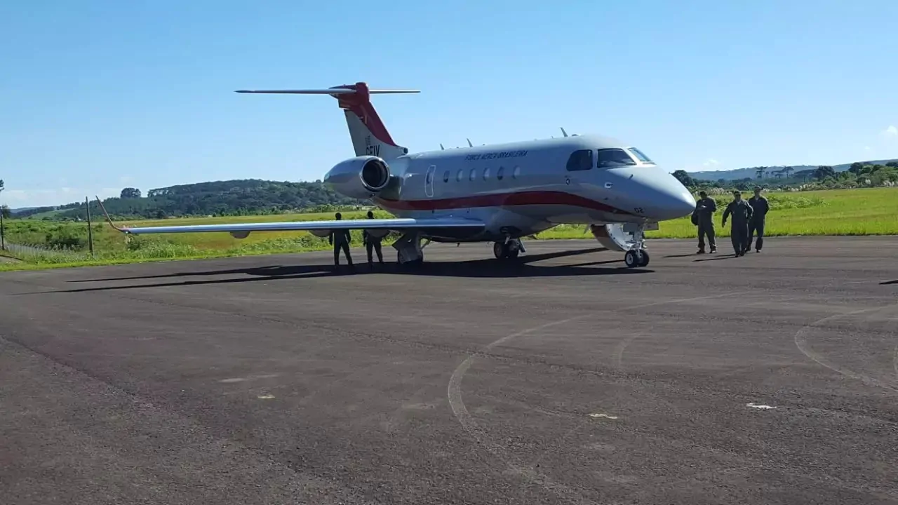 Aeronave de pequeno porte da Azul Conecta na pista.